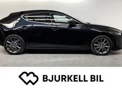 Svart Begagnad 2021 Mazda 3 Halvkombi | 239 900 kr (Marknadspris)