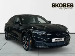 Svart Begagnad 2022 Ford Mustang Mach-E Standard Range SUV | 389 900 kr (Marknadspris)