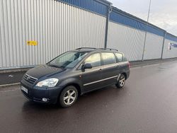 Grå Begagnad 2002 Toyota Avensis Verso Minibuss | 33 900 kr
