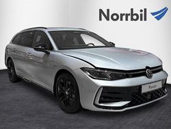 Blå (reef blue metallic) Ny 2025 VW Passat R-line Kombi | 489 500 kr (Marknadspris)