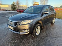 Grå Begagnad 2011 Toyota RAV4 SUV | 109 900 kr (Marknadspris)
