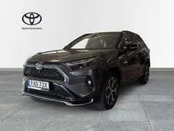 Grå Begagnad 2024 Toyota RAV4 Hybrid SUV | 529 900 kr (Marknadspris)