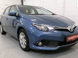 Blå Begagnad 2016 Toyota Auris Hybrid Active Halvkombi | 134 900 kr (Bra pris)