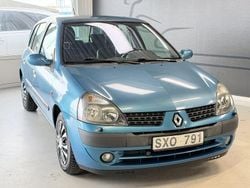 Blå Begagnad 2001 Renault Clio II Expression Halvkombi | 24 900 kr (Marknadspris)