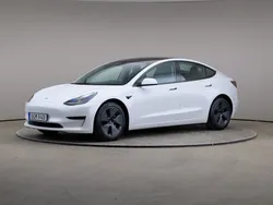 Vit (multicoat vit (pärl)) Begagnad 2021 Tesla Model 3 Standard Range Plus Sedan | 229 000 kr (Marknadspris)