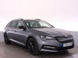 Grå (graphite grey metallic) Begagnad 2023 Skoda Superb Style Kombi | 379 000 kr (Marknadspris)