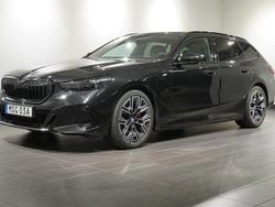 Svart Begagnad 2024 BMW 550e M Sport Kombi | 949 900 kr (Marknadspris)