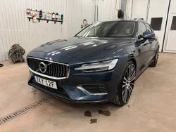 Mörkblå Begagnad 2021 Volvo V60 Kombi | 239 500 kr (Bra pris)