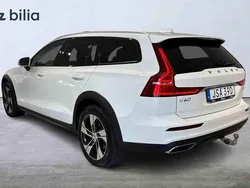 Vit Begagnad 2021 Volvo V60 CC Kombi | 299 000 kr (Marknadspris)