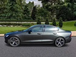 Mörkgrå Begagnad 2020 Volvo S60 R-Design Sedan | 359 900 kr (Marknadspris)