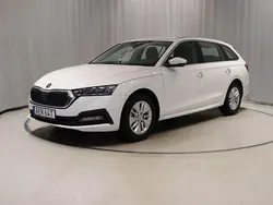 Vit Begagnad 2023 Skoda Octavia Kombi | 269 900 kr (Marknadspris)