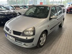 Ljusgrå Begagnad 2001 Renault Clio II Privilege Halvkombi | 24 900 kr (Dyr)