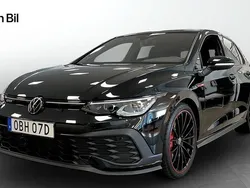 Svart (grenadilla black metallic) Begagnad 2024 VW Golf VIII GTI Clubsport Kombi | 479 900 kr (Lite dyr)