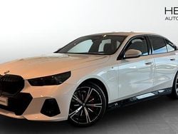 Vit (white) Begagnad 2025 BMW 530e M Sport Sedan | 648 700 kr (Marknadspris)
