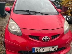 Röd Begagnad 2006 Toyota Aygo Halvkombi | 32 000 kr (Marknadspris)