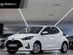 Vit Begagnad 2023 Toyota Yaris Hybrid Active Halvkombi | 234 900 kr (Marknadspris)