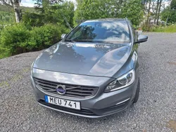 Grå Begagnad 2018 Volvo V60 Kinetic Kombi | 175 000 kr (Superpris)