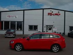 Röd Begagnad 2014 Volvo V60 Summum Kombi | 124 900 kr (Marknadspris)