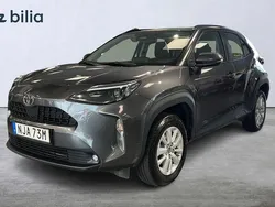 Mörkgrå (grå) Begagnad 2024 Toyota Yaris Cross Active SUV | 289 900 kr (Marknadspris)