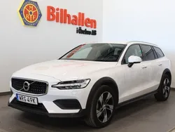 Vit Begagnad 2022 Volvo V60 CC Momentum Kombi | 329 000 kr (Bra pris)