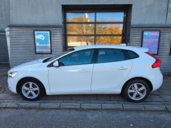 Vit Begagnad 2017 Volvo V40 Momentum Kombi | 175 000 kr (Marknadspris)