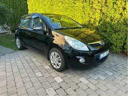 Svart Begagnad 2012 Hyundai i20 Premium Halvkombi | 43 000 kr (Marknadspris)