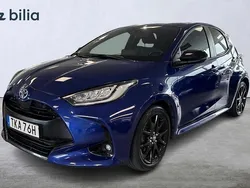 Mörkblå (blå) Begagnad 2022 Toyota Yaris Hybrid Style Halvkombi | 229 900 kr (Marknadspris)