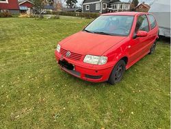 Röd Begagnad 2001 VW Polo Basis Halvkombi | 13 600 kr (Marknadspris)