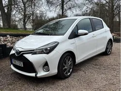 Vit Begagnad 2017 Toyota Yaris Hybrid Active Halvkombi | 105 000 kr (Marknadspris)