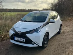 Vit Begagnad 2016 Toyota Aygo X-play Halvkombi | 80 000 kr (Lite dyr)