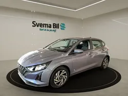 Meta blue metallic Ny 2024 Hyundai i20 Essential Halvkombi | 233 400 kr (Marknadspris)