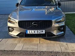 Grå Begagnad 2020 Volvo V60 R-Design Kombi | 309 900 kr (Marknadspris)