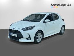 Vit Begagnad 2022 Toyota Yaris Hybrid Active Halvkombi | 179 500 kr (Marknadspris)