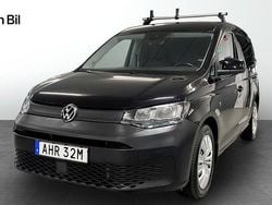 Svart (deep black pärleffekt) Begagnad 2023 VW Caddy Minibuss | 269 900 kr (Superpris)