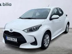 Vit Begagnad 2023 Toyota Yaris Hybrid Active Halvkombi | 224 900 kr (Marknadspris)