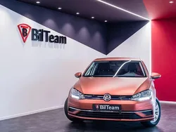 Mörkröd (röd) Begagnad 2019 VW Golf VII Halvkombi | 169 900 kr (Marknadspris)