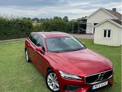 Röd Begagnad 2021 Volvo V60 Momentum Kombi | 300 000 kr (Marknadspris)