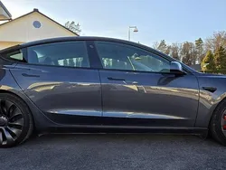 Grå Begagnad 2021 Tesla Model 3 Performance Sedan | 330 000 kr (Marknadspris)