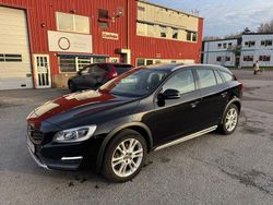 Svart Begagnad 2016 Volvo V60 CC Summum Kombi | 214 900 kr (Bra pris)