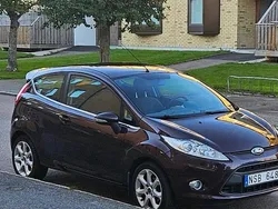Röd Begagnad 2010 Ford Fiesta Titanium Halvkombi | 42 000 kr (Marknadspris)