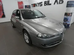 Mörkröd (grå) Begagnad 2007 Alfa Romeo 147 Distinctive Halvkombi | 24 901 kr