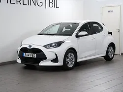 Vit Begagnad 2023 Toyota Yaris Hybrid Active Halvkombi | 194 900 kr (Marknadspris)
