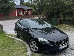 Svart Begagnad 2015 Volvo V40 Momentum Kombi | 140 000 kr (Marknadspris)