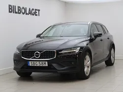 Svart Begagnad 2021 Volvo V60 CC Kombi | 359 800 kr (Marknadspris)
