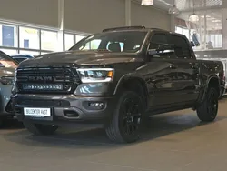 Mörkgrå (grå metallic) Begagnad 2021 RAM 1500 Pickup | 729 000 kr (Superpris)