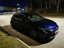 Blå Begagnad 2022 Toyota Corolla Hybrid Sport Halvkombi | 305 000 kr (Marknadspris)