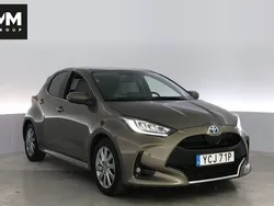 Grön Begagnad 2022 Toyota Yaris Hybrid Style Halvkombi | 224 900 kr (Marknadspris)