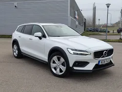 Vit Begagnad 2020 Volvo V60 CC Momentum Kombi | 270 000 kr (Bra pris)