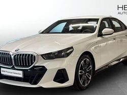 Vit (white) Begagnad 2025 BMW 530e M Sport Sedan | 628 700 kr (Superpris)
