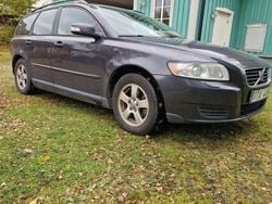 Grå Begagnad 2009 Volvo V50 Kinetic Kombi | 23 900 kr (Marknadspris)